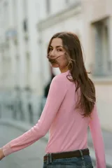 Jersey de punto fino confeccionado con lana, de cuello redondo y manga larga, con puños y cuello en un tono ligeramente más oscuro.