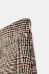 Falda pantalón de tiro medio con diseño de cuadros, bajo con abertura frontal y cierre lateral oculto.