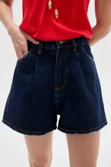 Short de jean azul oscuro con pinzas, tiro alto y diseño clásico.
