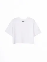 Remera blanca de corte crop, con cuello redondo, mangas cortas y estampa frontal con texto en tipografía cursiva.