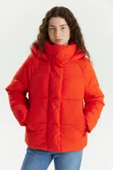 Campera puffer naranja con capucha, cierre frontal con botones a presión y bolsillos laterales. Diseño acolchado y corte corto.