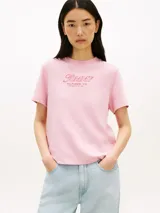 Remera rosa de manga corta Tommy Hilfiger, con cuello redondo y corte regular. Presenta el logo gráfico de la marca bordado en el pecho.