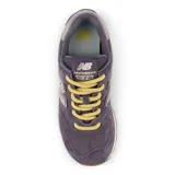 Championes urbanos New Balance modelo 574, color violeta con detalles en lila y cordones amarillos. Confeccionados en gamuza, cuentan con el logo N característico en los laterales y entresuela ENCAP para mayor amortiguación.
