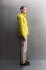 Chaqueta acolchada Zara Athleticz de color amarillo, confeccionada en tejido técnico y ligero. Cuenta con cuello subido y capucha, manga larga con puños elásticos, bolsillos frontales con cierre de cremallera oculta y cierre frontal con cremallera.