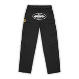 Pantalón cargo negro con múltiples bolsillos laterales, cierre de cinturón ajustable en la cintura y estampado gráfico ovalado en la parte superior frontal.