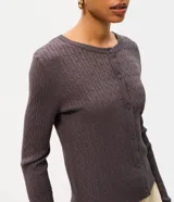 Cardigan femenino Blue Steel confeccionado en tricot con viscosa certificada, con textura en relieve, cuello redondo, mangas largas, cierre frontal de botones y terminaciones acanaladas.