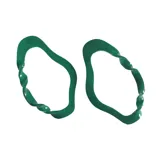 Par de aros colgantes de acrílico rosa con forma ovalada y detalle de torsión en el centro.