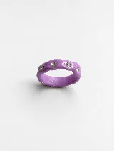 Anillo de arcilla polimérica en color lila con diseño irregular y cristales incrustados.