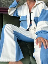 Pantalón de corte recto con diseño bicolor en bloques verticales, combinando paneles de jean azul y gabardina color crema.