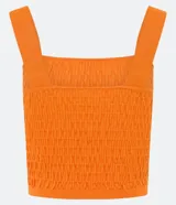 Blusa corta de punto color celeste, con textura arrugada tipo lastex, breteles anchos y escote cuadrado.