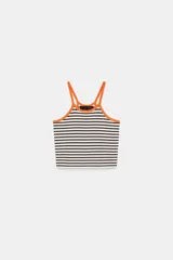 Top corto de punto con diseño de rayas horizontales blancas y negras. Presenta ribetes en color naranja vibrante en el escote y los tirantes finos.