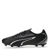 Championes de fútbol 11 Puma modelo Vitoria FG, color negro con detalles en blanco. Presentan un diseño aerodinámico con la icónica franja lateral de la marca, cordones al tono y suela con tapones diseñados para terrenos firmes.