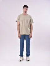 Remera de manga corta, cuello redondo y calce regular, color negro.