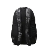 Mochila Puma modelo Academy Aop con diseño estampado de camuflaje en tonos negros y grises. Cuenta con un compartimento principal con cierre, bolsillo frontal con logo de la marca y bolsillos laterales de malla.
