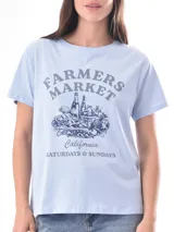 Remera negra de manga corta con estampado gráfico lineal en color blanco en el centro del pecho que incluye ilustraciones de frutas, copas brindando, una reposera y la inscripción "La Dolce Vita".