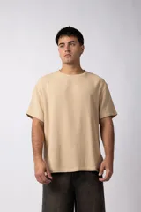 Remera de manga corta con cuello redondo, confeccionada en tejido de lino con textura entramada y corte holgado.