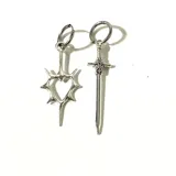 Par de aros colgantes asimétricos de acero quirúrgico. Uno con dije de espada y otro con dije de corazón con puntas.