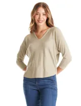 Buzo tejido de hilado fino color rosado, con escote en V, mangas tres cuartos y diseño estilo dolman.