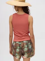 Musculosa de canalé color celeste, con diseño crop y pequeño logo bordado en el centro del pecho.