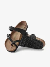 Sandalias Birkenstock Mayari color negro con dos tiras delgadas ajustables con hebilla metálica y tira entre los dedos.