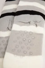 Medias largas a rayas horizontales en tonos blanco, gris y negro, con puño de felpa blanca y diseño de cara de panda en la puntera.