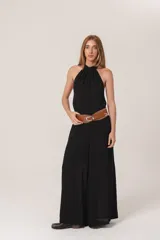 Mono negro de gasa con cuello halter y espalda descubierta.