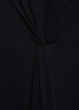 Vestido midi negro sin mangas, confeccionado en algodón, con cuello redondo y diseño recto. Presenta detalles drapeados con un nudo en el centro de la cintura.