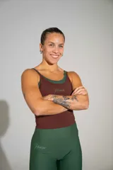 Musculosa deportiva de lycra en color marrón, con diseño de doble tela y logo estampado en el pecho.