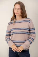 Sweater de punto con diseño de rayas horizontales en tonos rosa y azul, cuello redondo y puños acanalados.