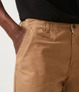 Bermuda de sarga color verde militar, corte recto, con bolsillos laterales y traseros. Marca Blue Steel.