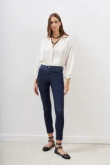 Jean ajustado de tiro alto, color azul oscuro, con acabado satinado.