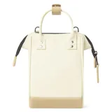 Bolso pequeño color beige con detalles en cuero sintético marrón. Tiene doble asa corta, correa larga desmontable con logo Cabaia y cierre con cremallera.