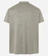 Remera deportiva de corte regular, confeccionada en tejido técnico con tecnología Dry para mayor transpirabilidad. Presenta cuello redondo, mangas cortas y detalles reflectantes y texturizados en los hombros.