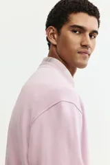 Buzo de tejido de mezcla de algodón de peso medio con interior cepillado suave. Modelo con cuello redondo ribeteado, hombros caídos y remate acanalado ancho en puños y bajo.