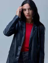 Blazer negro de eco cuero marca Baccini, con cuello con solapa, abertura central con botones y bolsillos delanteros.