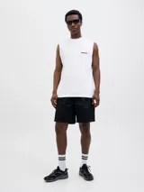 Musculosa blanca de algodón con cuello redondo y corte relajado. Estampa con logo en el pecho.