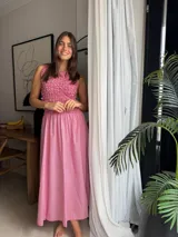 Vestido midi sin mangas de color azul con estampado a cuadros vichy. Presenta la parte superior completamente elastizada y ajustada con efecto fruncido, y falda amplia y suelta.