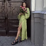 Sandalia de cuero marrón con plataforma y taco cuña de madera, tiras cruzadas en el empeine y tira ajustable con hebilla en el tobillo.