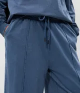 Pantalón Blue Steel de corte recto, confeccionado en algodón lavado con efecto deslavado de tono azul. Cuenta con cintura elástica con cordón de ajuste y costuras frontales en relieve.