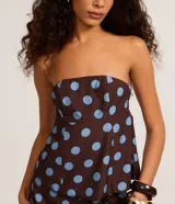 Blusa femenina sin breteles, color marrón con estampado de lunares celestes. Confeccionada en viscolino, tiene un corte ajustado y elástico en la espalda para un mejor calce.