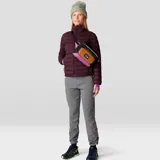 Campera puffer de plumón con cierre frontal completo y cuello alto. Presenta un diseño acolchado horizontal, bolsillos laterales con cierre y puños con terminación elástica. Es una prenda liviana, resistente a la intemperie y compactable.