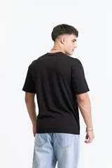 Remera de manga corta con corte boxy, cuello redondo y hombros caídos. Confeccionada en algodón, presenta un diseño holgado y recto.