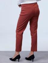 Pantalón negro de gabardina elastizada, corte slim, con pretina ancha con aplique de botones y largo de pierna pespunteado.