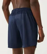 Bermuda deportiva masculina de la marca Get Over, confeccionada en tejido de poliéster con tecnología Dry Fit para una rápida evaporación del sudor. Presenta un diseño ligero con cintura elástica y una pequeña etiqueta aplicada en la parte inferior.