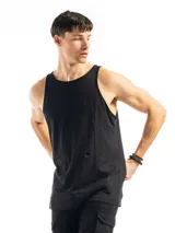 Musculosa clásica de corte recto y cuello redondo, confeccionada en algodón suave. Presenta un diseño minimalista y versátil, ideal para uso diario.