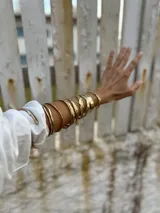 Esclava rígida de diseño artesanal con textura irregular y acabado metálico, ideal para uso diario.