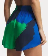 Short de playa confeccionado en viscosa, con cintura elástica fruncida y diseño de estampado abstracto en tonos azul, verde y azul marino.