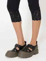 Calza biker negra de algodón con lycra y detalle de puntilla en el ruedo.