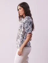 Blusa de gasa estampada, marca Zac & Rachel. Cuello a la base, escote en v con lazo de ajuste y manga corta con frunce.