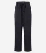 Pantalón femenino negro de tejido airflow, con corte recto, elástico y lazo en la cintura.